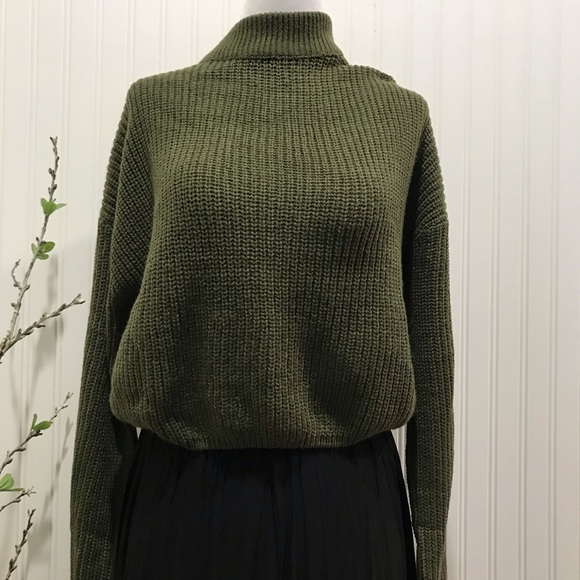 CROPPED OLIVE GREEN SWEATER - Picture 6 of 10